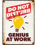 Metallskilt Do Not Disturb Genius At Work 21x14,8cm